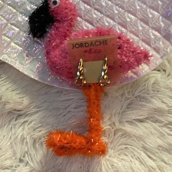 🦩NWT Pierced Style Hanging Lightweight Earring Must Have 🦩 - Picture 1 of 9